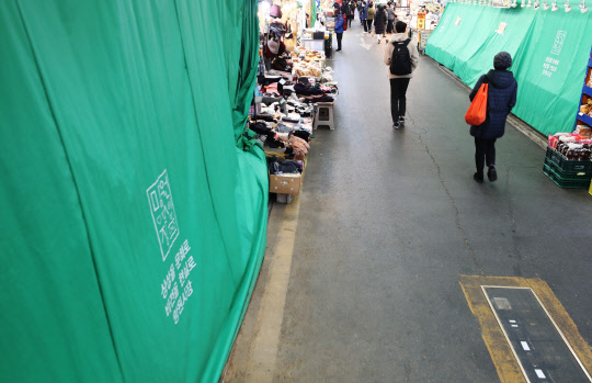 코로나19 '3차 대유행'의 기세가 좀체 꺾이지 않고 있는 가운데 9일 오후 서울 마포구 망원시장이 한산한 모습이다. 연합뉴스